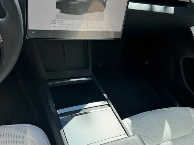 Tesla Model 3 — Фото автомобиля 14