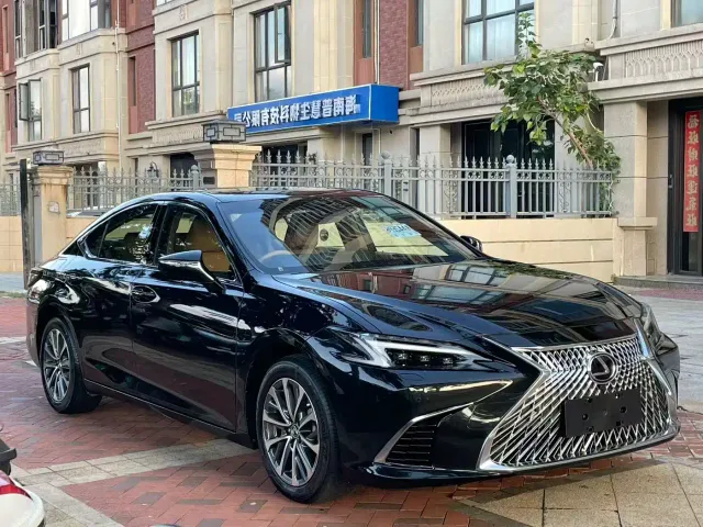 Lexus ES — Фото автомобиля 3
