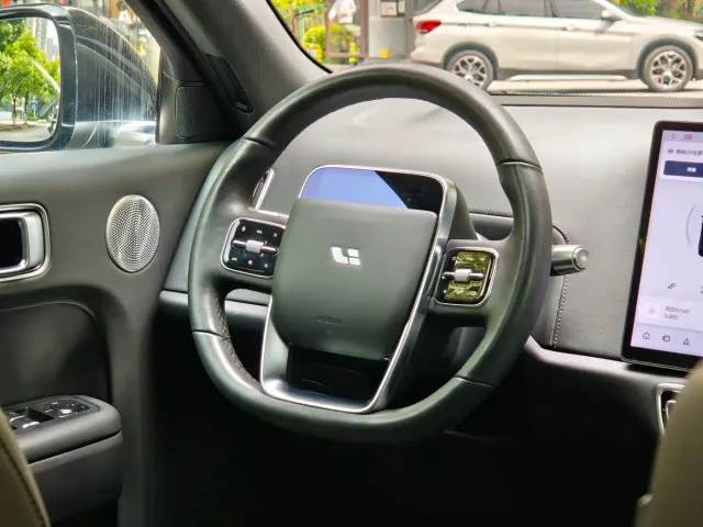 Li Auto L8 — Фото автомобиля 5