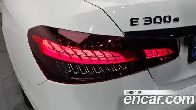 Mercedes-Benz E-Class — Фото автомобиля 23