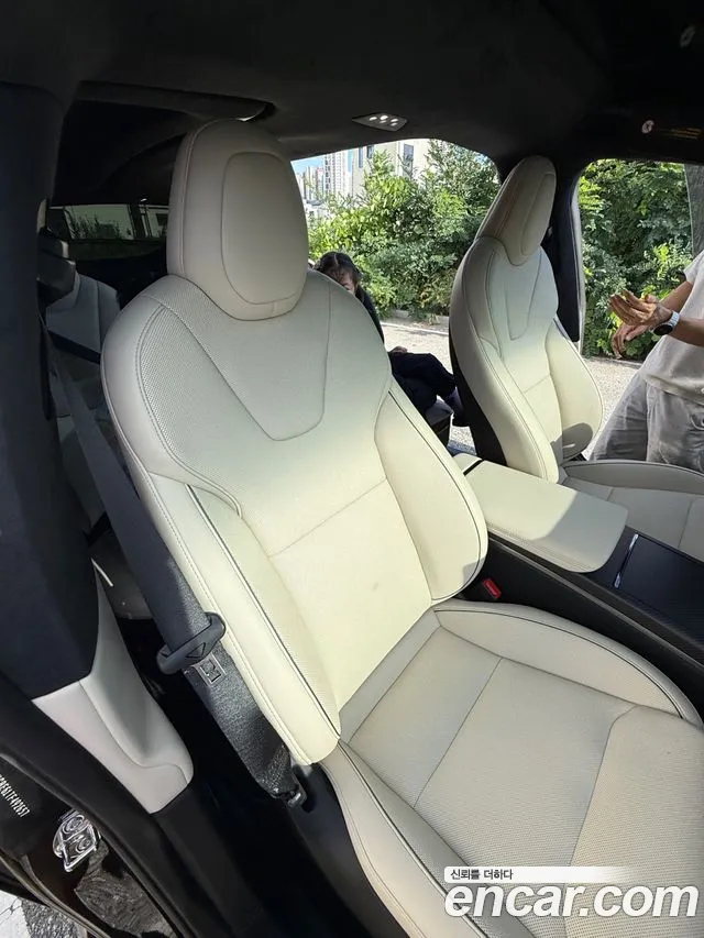 Tesla Model X — Фото автомобиля 18