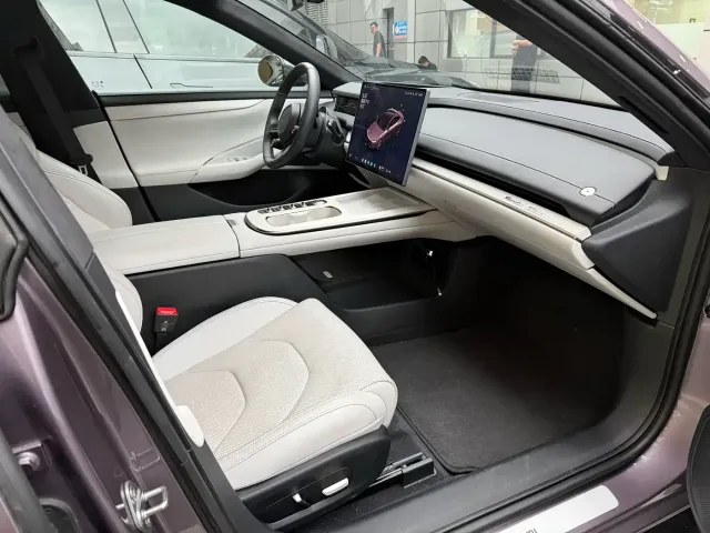 Xiaomi SU7 — Фото автомобиля 8