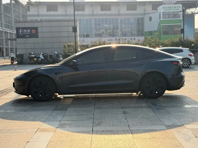 Tesla Model 3 — Фото автомобиля 9