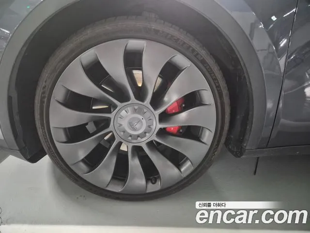 Tesla Model Y — Фото автомобиля 12