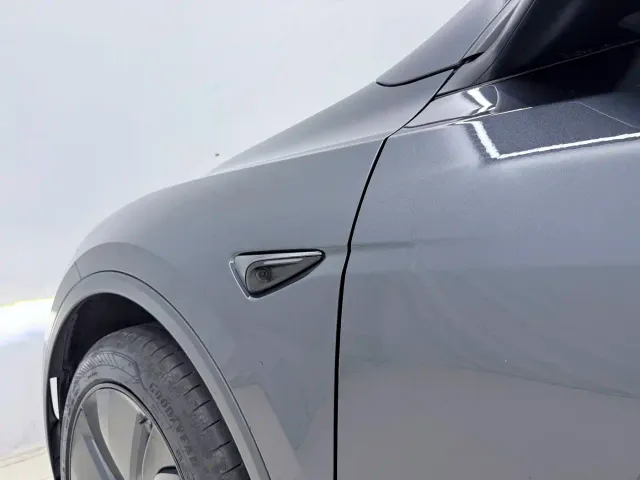 Tesla Model Y — Фото автомобиля 16