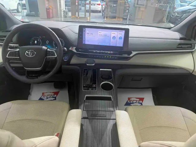 Toyota Sienna — Фото автомобиля 12