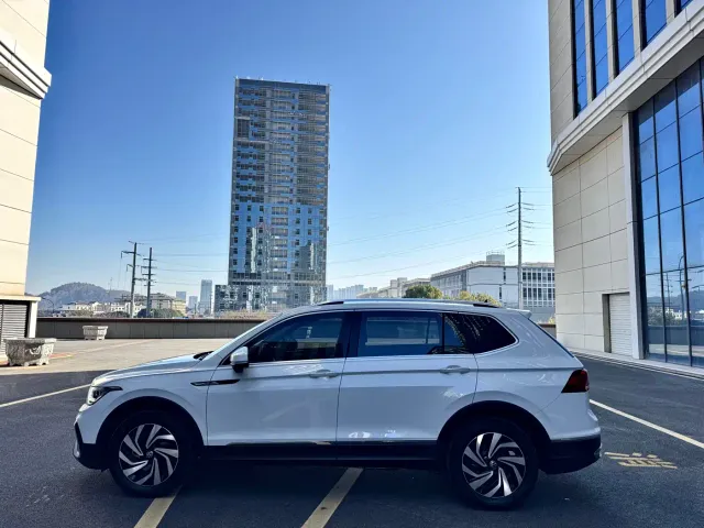 Volkswagen Tiguan L — Фото автомобиля 7