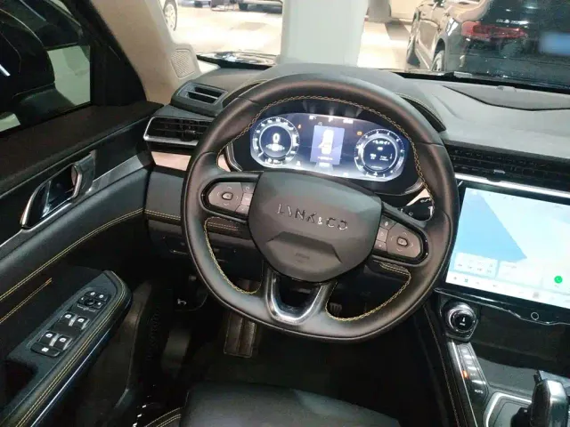 Lynk & Co 01 — Фото автомобиля 10