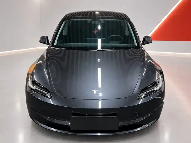 Tesla Model 3 — Фото автомобиля 2
