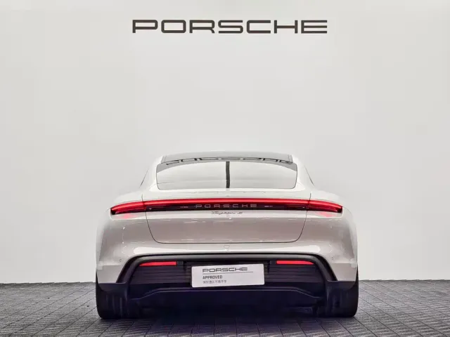 Porsche Taycan — Фото автомобиля 6