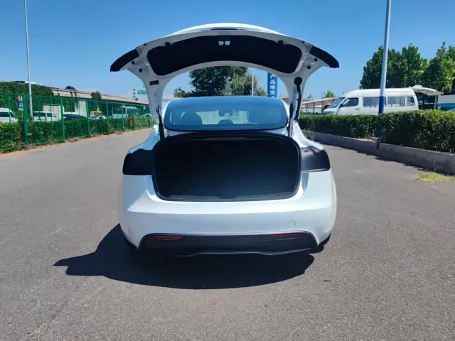 Tesla Model 3 — Фото автомобиля 9