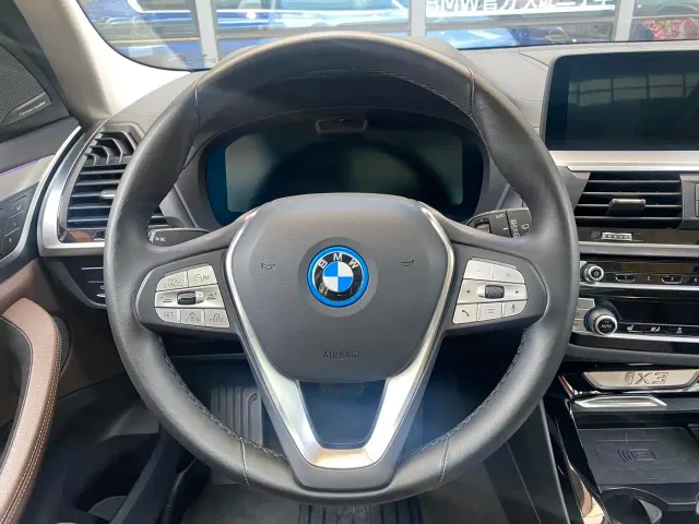 BMW iX3 — Фото автомобиля 11