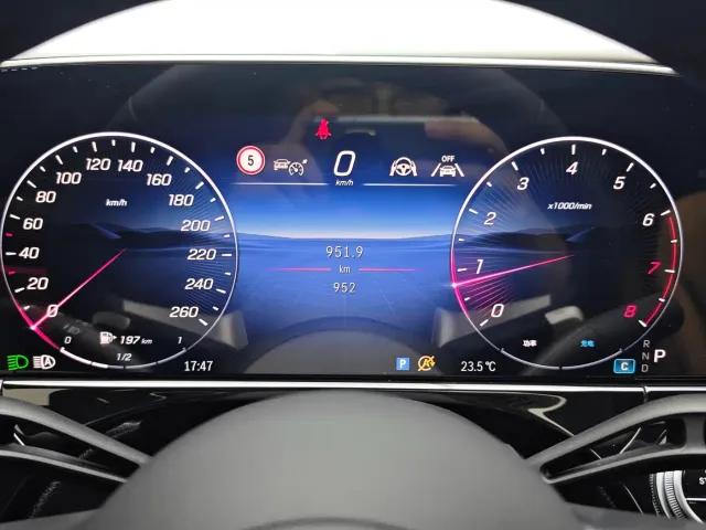 Mercedes-Benz E-Class — Фото автомобиля 29