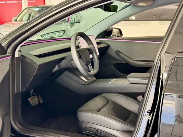 Tesla Model 3 — Фото автомобиля 4