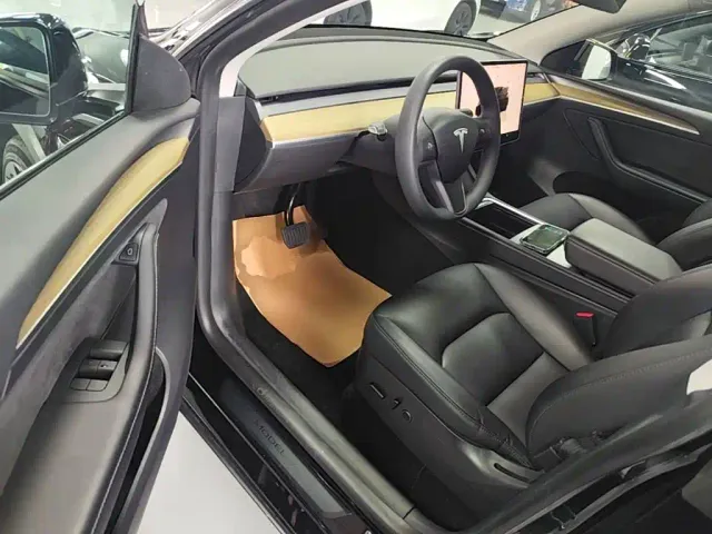 Tesla Model Y — Фото автомобиля 15