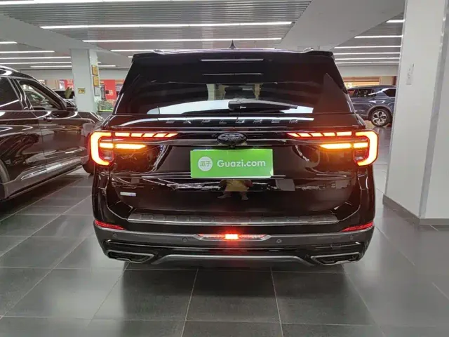 Ford Explorer — Фото автомобиля 5