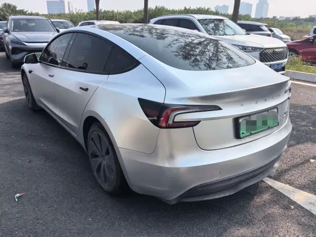 Tesla Model 3 — Фото автомобиля 5