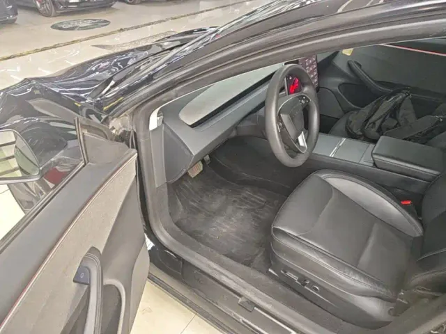 Tesla Model 3 — Фото автомобиля 15
