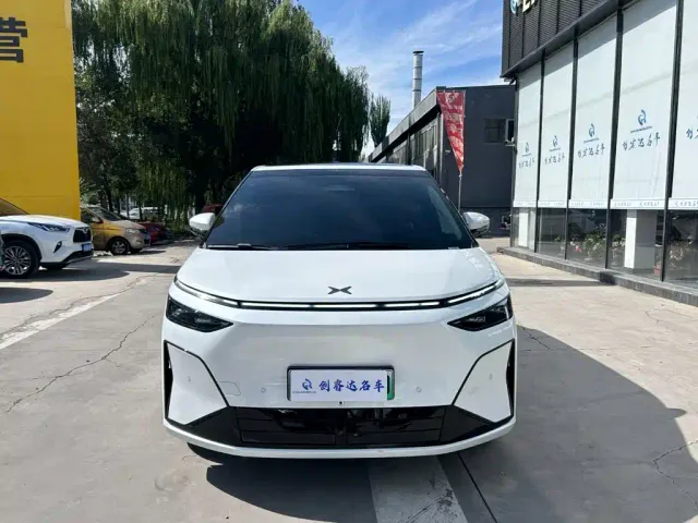 Xpeng X9 — Фото автомобиля 3