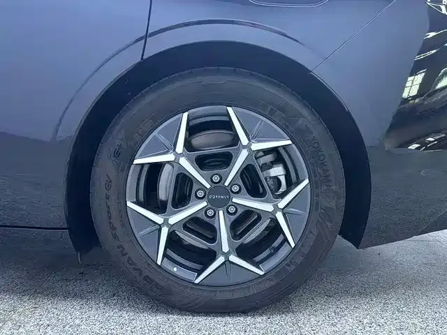 Lynk & Co Z10 — Фото автомобиля 12