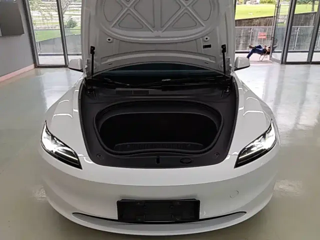 Tesla Model 3 — Фото автомобиля 19