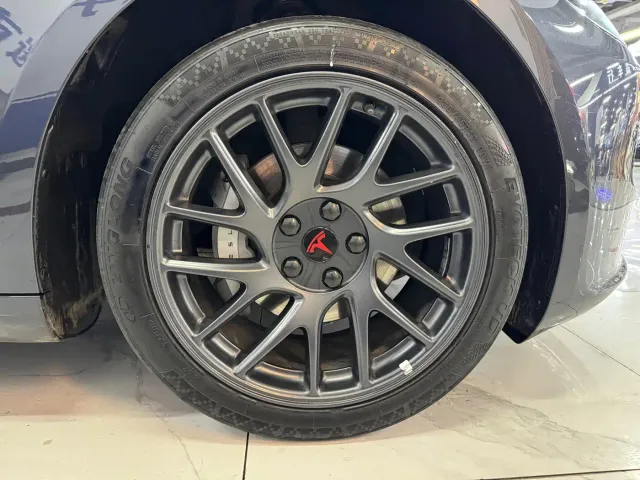 Tesla Model 3 — Фото автомобиля 13