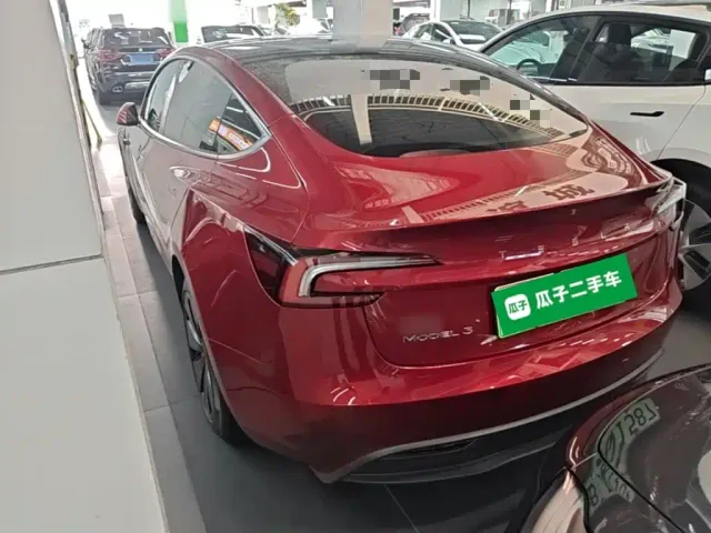 Tesla Model 3 — Фото автомобиля 4