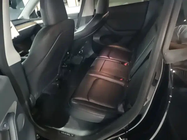 Tesla Model Y — Фото автомобиля 16