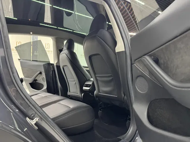Tesla Model Y — Фото автомобиля 11
