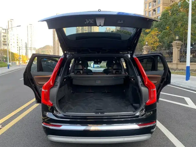 Volvo XC90 — Фото автомобиля 8