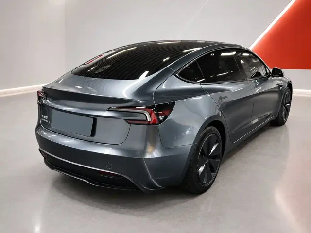 Tesla Model 3 — Фото автомобиля 4