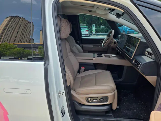 Li Auto MEGA — Фото автомобиля 11