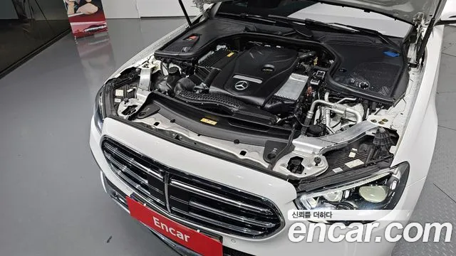 Mercedes-Benz E-Class — Фото автомобиля 3