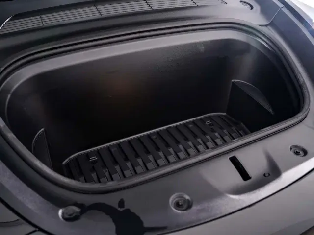 Tesla Model Y — Фото автомобиля 10