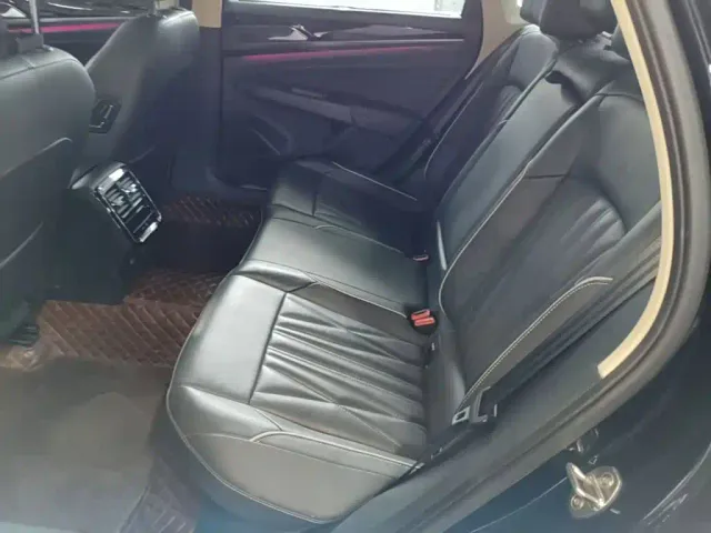 Volkswagen Passat — Фото автомобиля 16