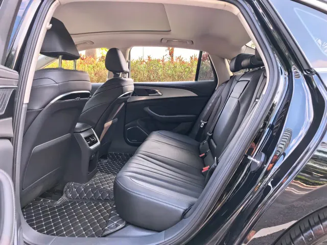 Hongqi H5 — Фото автомобиля 10