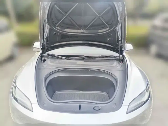 Tesla Model 3 — Фото автомобиля 3