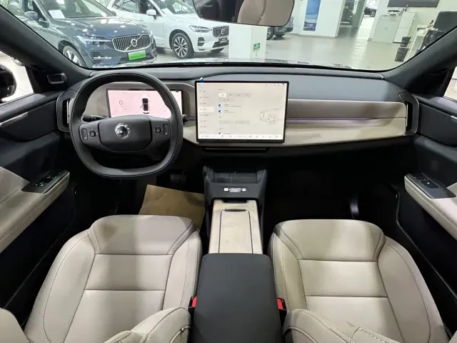 Volvo XC70 Plug-in Hybrid — Фото автомобиля 8