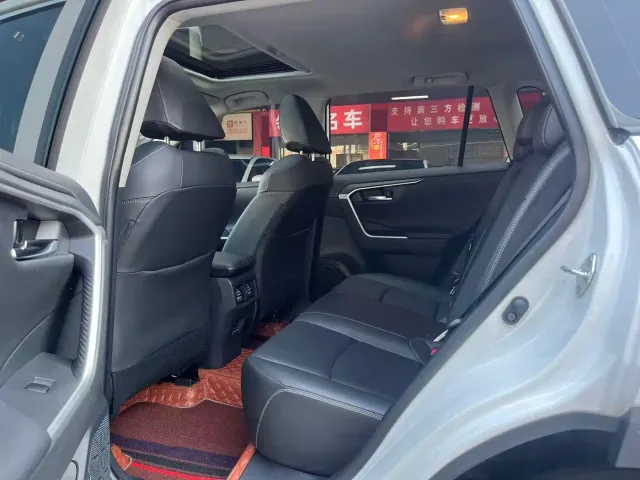 Toyota RAV4 — Фото автомобиля 8