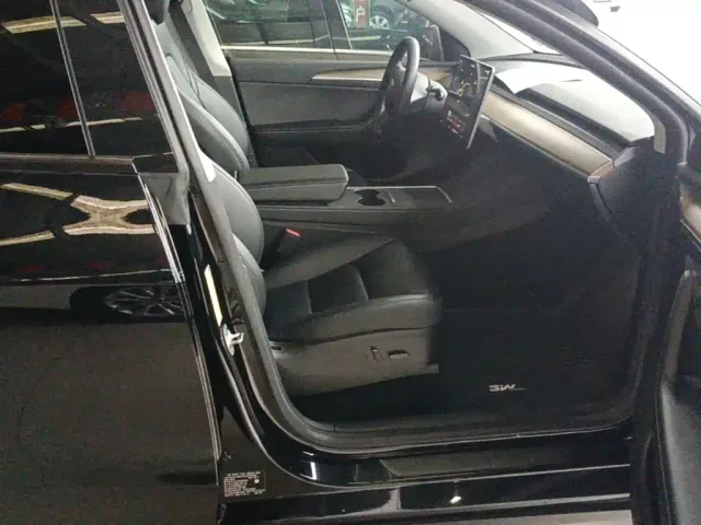 Tesla Model Y — Фото автомобиля 24