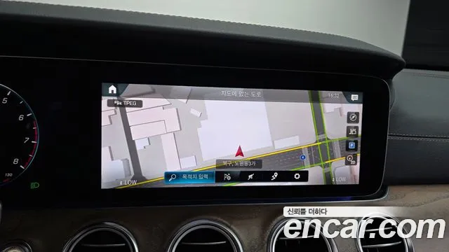 Mercedes-Benz E-Class — Фото автомобиля 14
