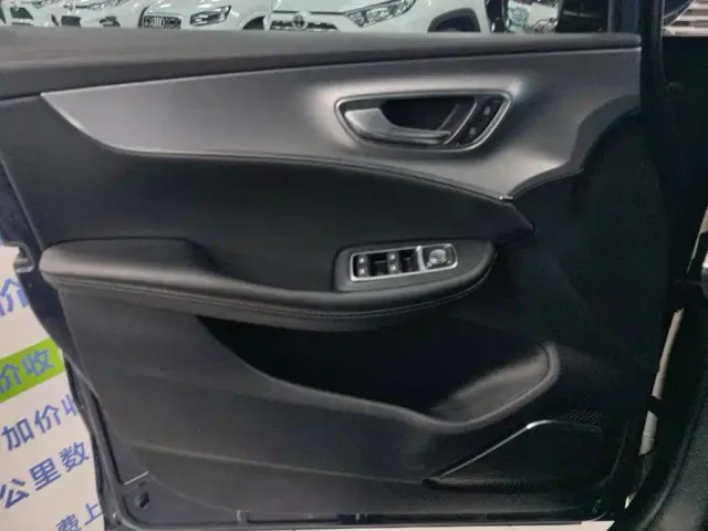Roewe iMAX8 — Фото автомобиля 7