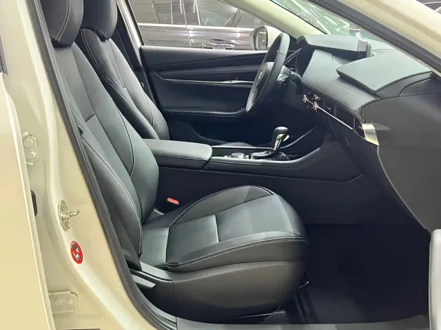 Mazda Axela — Фото автомобиля 19