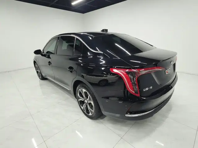 Hongqi E-QM5 — Фото автомобиля 4