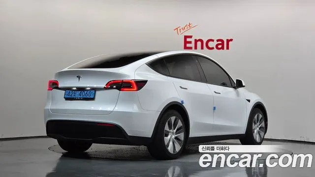 Tesla Model Y — Фото автомобиля 2