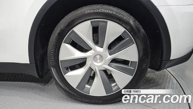 Tesla Model Y — Фото автомобиля 20