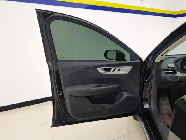 Hongqi E-QM5 — Фото автомобиля 7