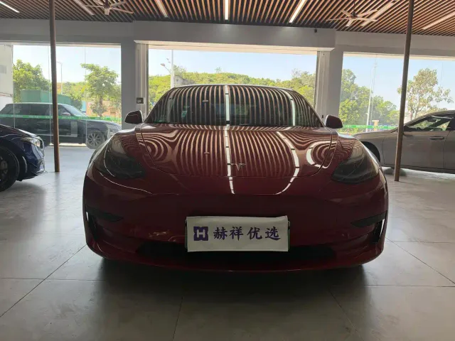 Tesla Model 3 — Фото автомобиля 2