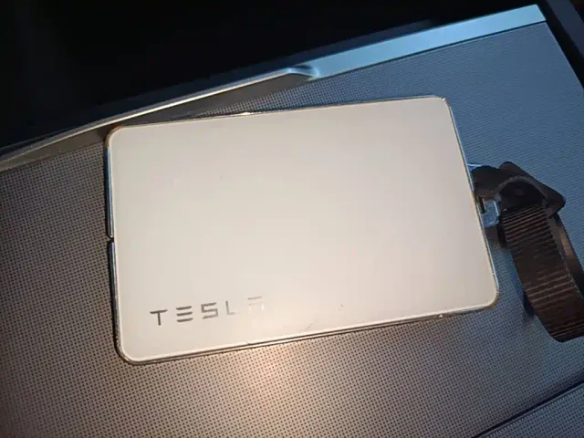 Tesla Model 3 — Фото автомобиля 8