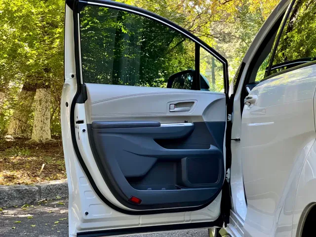 Toyota Granvia 2024 2.5L Hybrid Comfort — Фото автомобиля 20